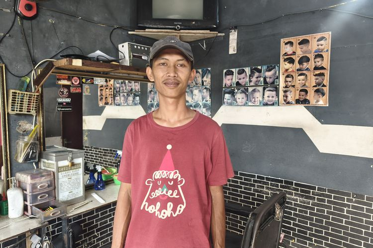 LambeSahamjja's tweet photo. panji bahas insiden pengibaran bendera jelang hut ke-81 ri:
- katanya orang sering hilangin gejala bukan sembuhin penyakit
- tukang cukur di bogor gak mau kibarin bendera, 
- alasannya "belum merdeka"
- dia langsung dimarahin pihak kecamatan
- di aceh 15 agustus bendera merah putih diturunin 
- diganti bulan bintang
- di samarinda 17 agustus ada yang kibarin bendera borneo raya sebagai protes
- panjit bilang itu semua "gejala",
- penyakit"-nya ketidakadilan yang dirasain rakyat
- dana daerah dikurangin buat danain mbg/kopdes bikin daerah gak bisa bangun infrastruktur
- dia minta pemerintah jangan cuma marahin orang yang gak mau kibarin bendera atau kibarin bendera lain, 
- tapi cari tau dan selesaikan akar masalah keresahan masyarakatnya
- harusnya negara nanya kenapa bisa sampe seperti itu
- bukan malah menganggap mereka aneh karna itu