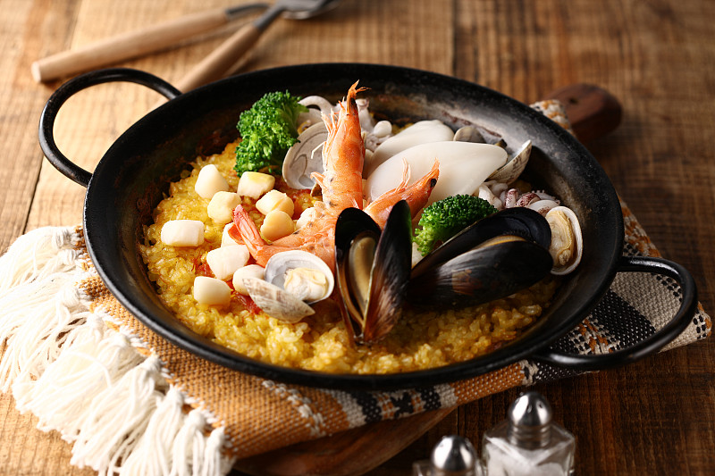 FinleyHindu9su's tweet photo. Paella de marisco recién hecha con azafrán y mariscos frescos — un sabor mediterráneo que te transporta directamente a Espaa! ， https://t.co/BnI3B6oKnr