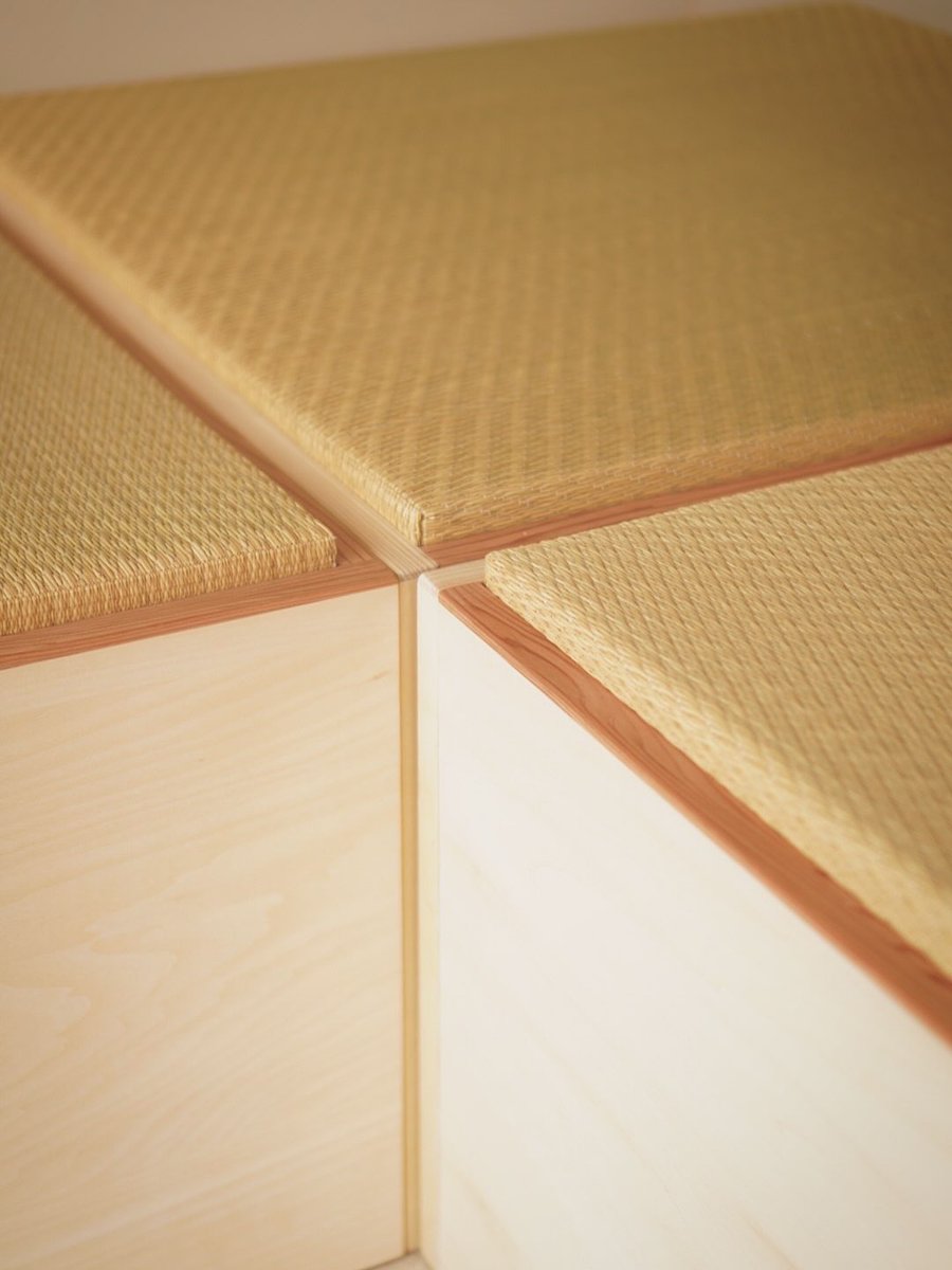 tripinterior's tweet photo. 畳BOX（収納）を制作させて頂きました。

今回はシナ合板を使い、既成の畳シートをはめ込む仕様としました。畳シートは上部を数㎝出す事で指がかかり、持ち上げる事が可能で箱内部は大容量の収納となっています。

また連結時に小上がりスペースにしたいとの事で高さを座り心地の良い高さに。 https://t.co/Az4PJG3bmG