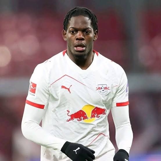 Trueblaugr88620's tweet photo. 👀Las opciones del Barcelona de cara a final del mercado

Livakovic: Portero croata de 31 años que vendría a ser segundo portero

Lukeba: Joven defensa central izquierdo del RB Leipzig tasado en 50 Millones

Tresoldi: Delantero del Brujas de 21 años que marcó 19 goles en la 25/26 https://t.co/GYC7qH0Lhq