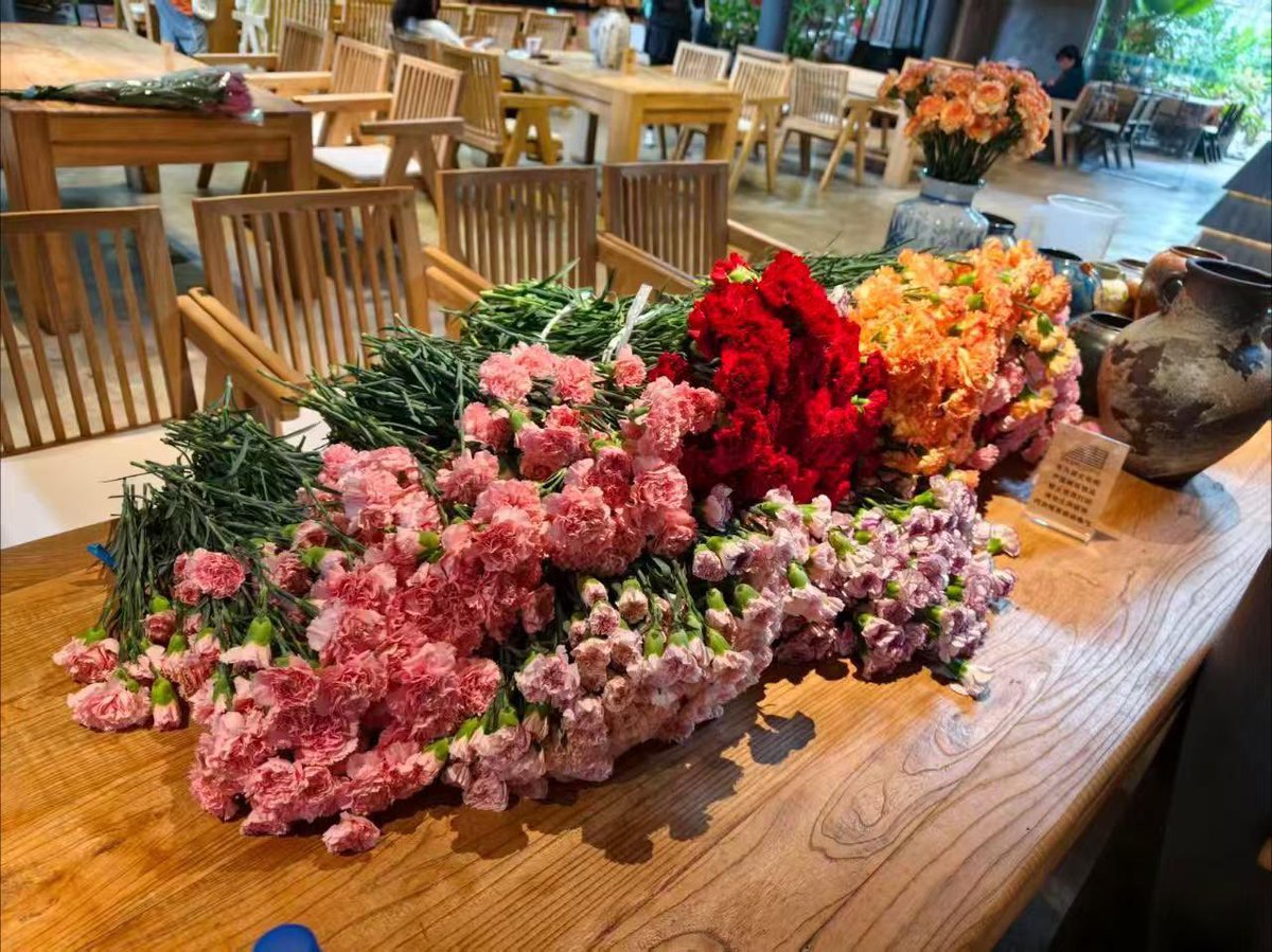 AnneDewitcH's tweet photo. แล้วดอกไม้ทั้งหมด ไม่ได้กลายเป็นขยะที่ไหน

คาเฟ่เอามาจัดกิจกรรมเล็กๆ แจกให้กับหมอฟ่านที่ตามไปเช็คอินวันนี้

อยากจิบินตามไปปปป 🥹

#หลิวอวี่หนิง #LiuYuning #刘宇宁
#我们的817 #康乃馨音乐会 https://t.co/31NaeWtR8F