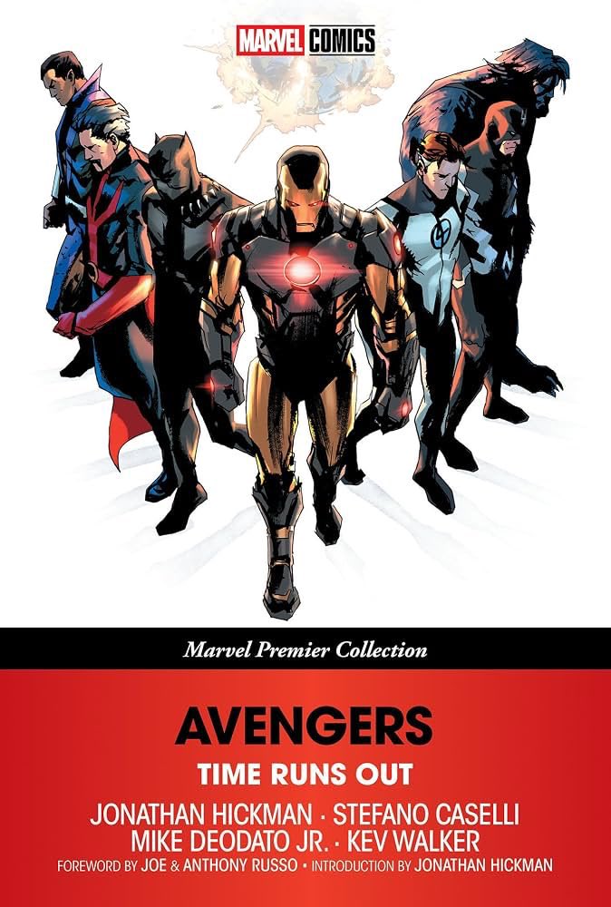 StripMarvel's tweet photo. 🚨Los RUSSO demuestran que conocen perfectamente el material original y a DOCTOR DOOM🚨

Prólogo de Joe & Anthony Russo para la edición de la Marvel Premier Collection de 'AVENGERS: TIME RUNS OUT' de Jonathan Hickman:  

“Crecimos en Cleveland, en un viejo barrio étnico que parecía sacado de un cuento de hadas. Nuestro mundo era bastante pequeño, pero los cómics que encontrábamos no se sentían así. Los recogíamos en farmacias y tiendas de la esquina —a veces desordenados, a veces con años de diferencia— y los leíamos hasta que apenas se mantenían unidos. Eran sorprendentes y ricos en ideas que cobraban más significado a medida que crecíamos, y abrían mundos que se sentían más grandes, más extraños y más honestos que cualquier cosa a nuestro alrededor.  

Secret Wars nos habló de la misma manera. Jonathan Hickman creó una historia que se sentía enorme pero también increíblemente personal. Siguió a un universo empujado al límite y planteó una pregunta simple que tenía un peso real: ¿Qué queda cuando todo lo demás se desmorona? 

Cuando nos unimos a Marvel Studios para The Winter Soldier, no teníamos idea de adónde nos llevaría el viaje, solo que queríamos contar la mejor historia posible. Nuestro enfoque era contar una historia arraigada en el sentimiento y fundamentada en la verdad, y a medida que nuestro trabajo se expandió a través de Civil War, Infinity War y Endgame, el lienzo creció, pero el centro emocional se mantuvo cerca.  

El trabajo de Hickman nos recordó que el corazón de cualquier historia épica vive en las personas que intentan sobrevivirla.  

Y luego está Doom.  

Doom no es solo un adversario. Es ambición y miedo tejidos juntos. En Secret Wars, intenta mantener la realidad en su lugar a través de pura voluntad. Cree que puede salvarlo todo si controla lo suficiente. Hickman revela la tensión detrás de ese esfuerzo y la fragilidad humana bajo la armadura. Incluso alguien que puede remodelar la existencia no puede escapar de las emociones que lo definen. 

Siempre nos han atraído los personajes que caminan esa línea. Personas que alcanzan algo noble y se pierden en el camino. A veces, la destrucción no llega como un solo golpe. Llega a través de decisiones tomadas en la incertidumbre y a través de fracturas entre personas que quieren lo mismo pero no pueden encontrar el camino una hacia la otra. Ese es su propio tipo de final. Es silencioso, doloroso e increíblemente humano.  

En Time Runs Out, uno de los elementos más impactantes es cómo el mundo comienza a resbalarse. No es una explosión dramática. Es miedo. Es compromiso. Es la erosión lenta de la confianza entre personas que se preocupan profundamente y aún así no pueden prevenir la caída. Historias como esa perduran. Nos piden que miremos quiénes nos convertimos cuando la presión moldea cada elección.  

Durante la última década, hemos trabajado en historias que nos arrastraron a espacios extraordinarios. Hemos seguido a soldados, espías, seres cósmicos y personas comunes que cargan con cargas imposibles. A través de todo ello, una verdad se ha mantenido con nosotros. La escala solo importa cuando está anclada en la sinceridad. 

Secret Wars lleva esa sinceridad a través de cada página. Convierte el fin de todo en una historia sobre identidad, esperanza y el costo de querer salvar algo más grande que uno mismo.  

Aún somos esos chicos de Cleveland que abrían cómics y sentían que el mundo se expandía. El medio cambió para nosotros, pero el sentido de maravilla nunca se fue. Y, sí, disfrutamos haciendo explotar un edificio o dos en pantalla, pero libros como este nos recuerdan por qué nos enamoramos de contar historias en primer lugar.”   

Joe & Anthony Russo 
2026