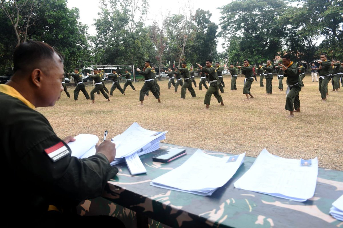 skorem081dsj's tweet photo. UKT Jadi Tolok Ukur Penguasaan Teknik Pencak Silat Militer

Prajurit Makorem 081/DSJ mengikuti Uji Kenaikan Tingkat (UKT) Pencak Silat Militer (PSM) Cabang Kodim 0803/Madiun dari sabuk putih ke sabuk kuning, bertempat di Lapangan Mojorejo, Taman, Kota Madiun, Rabu (20/8/2026) https://t.co/T6faVIdfAs