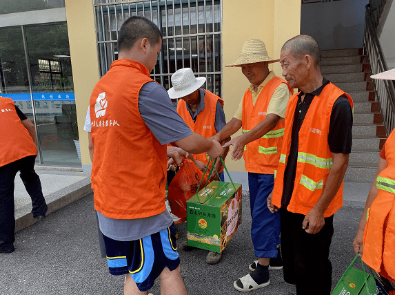 hjsitiharoh's tweet photo. Spent this Saturday morning distributing free meals to elderly neighbors at the community center. Gained so much warmth from their smiles—small acts make big differences!， https://t.co/YGANP6gK2x