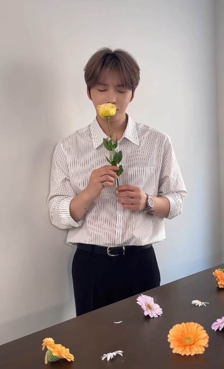 Kkorepo's tweet photo. #ジェジュン、花に劣らぬ美しさ…ロマンチックな撮影現場のオフショット公開（動画あり）
🔗https://t.co/87KAkoUB2D https://t.co/uDZjmrouz9