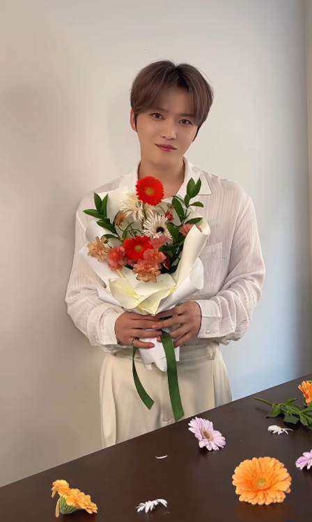 Kkorepo's tweet photo. #ジェジュン、花に劣らぬ美しさ…ロマンチックな撮影現場のオフショット公開（動画あり）
🔗https://t.co/87KAkoUB2D https://t.co/uDZjmrouz9