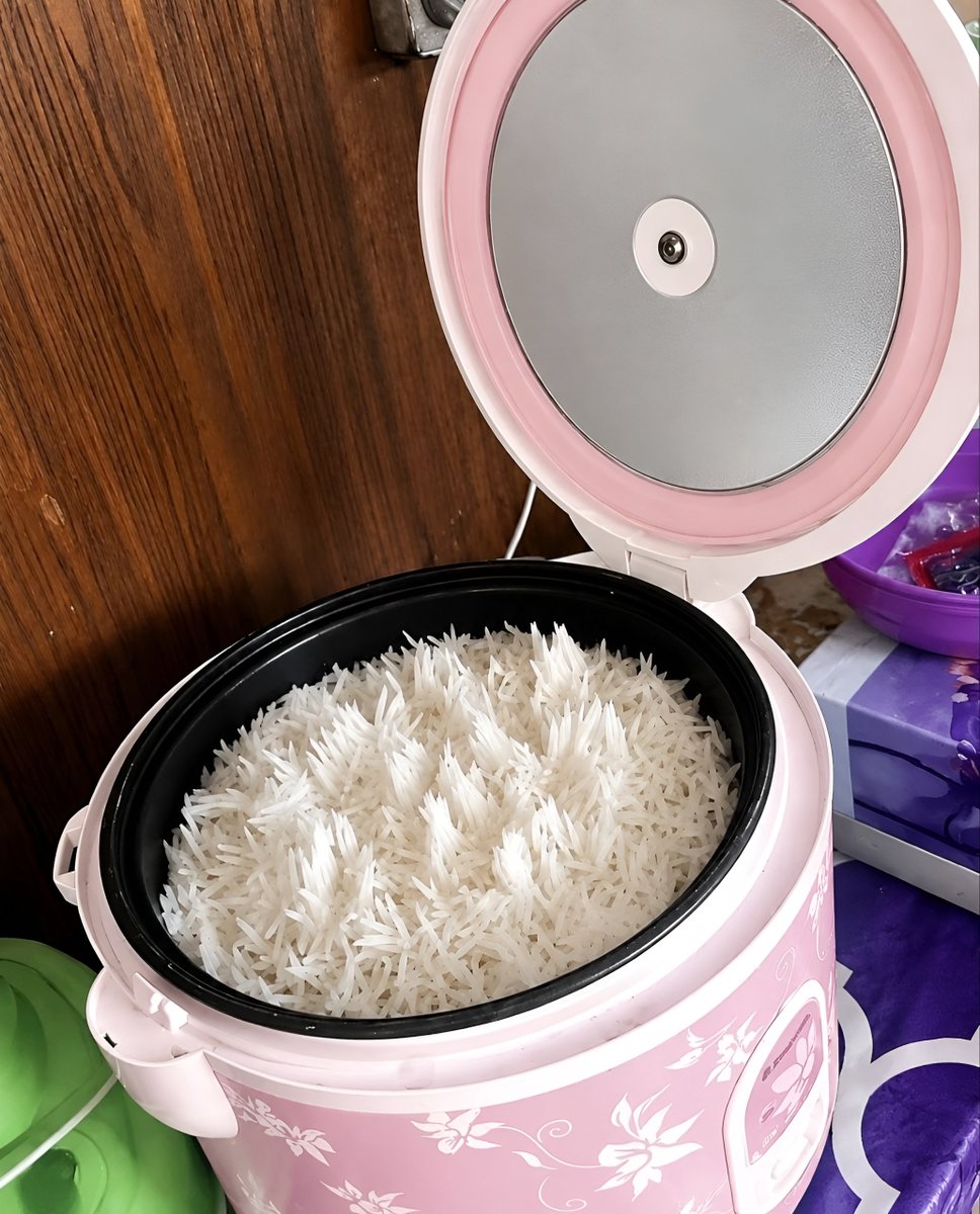 senpaiotakugt's tweet photo. Opened my rice cooker and found the rice standing straight up. 😳
 
Hey @grok, what caused this? Is it still safe to eat? https://t.co/jD5Brr3iHW