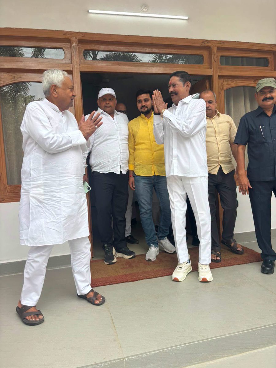 Ashuprasadjourn's tweet photo. आज नीतीश कुमार और अनंत सिंह का मिलन हुआ है। दोनों एक दूसरे के सामने हाथ जोड़कर एक दूसरे को प्रणाम किए। 
#Nitishkumar #Anantsingh #Biharnews #Patnanews https://t.co/NWLzB8sC8H