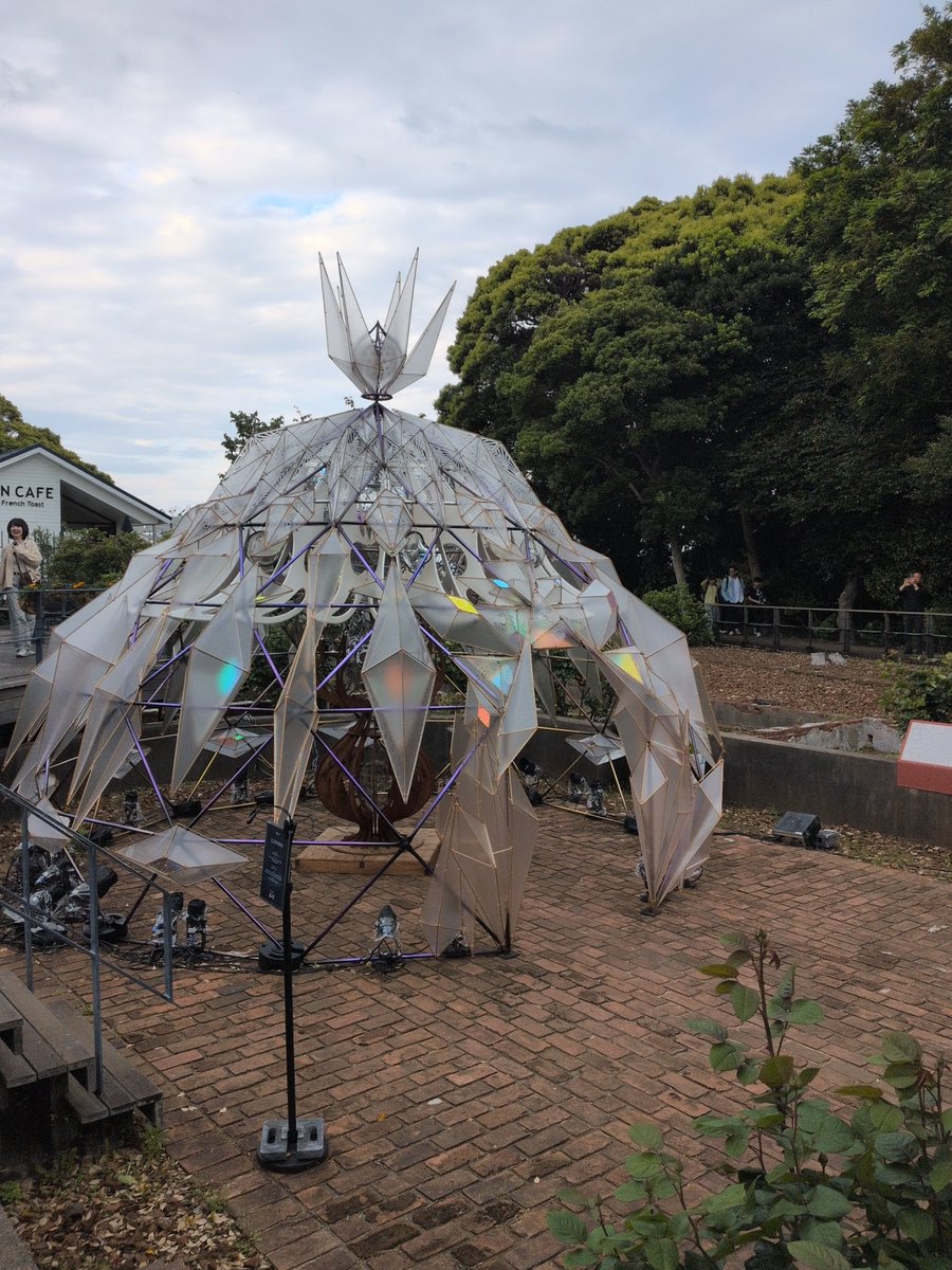 Pulins27's tweet photo. 江の島の頂上から見た景色！
あいにくお天気は曇りだったけど！なんて美しいの✨️✨️✨️
こんなに美しく科学的な建築物が建ってるんだよ！そして🌷🌺🏵️🌼🌻💐🪷🪻🌹🌸達、たくさんの木々が本当に美しい！実際に更に登れるタワーもあった！
江の島！奥が深くて魅力いっぱい
#江ノ島　#🌸　#🌹#🌻 #🌼 https://t.co/c77Wio7AvC