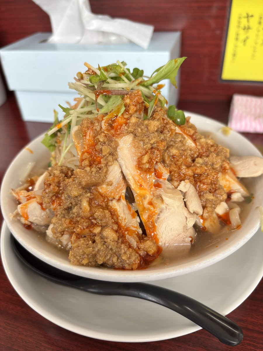 kenpetton's tweet photo. 移動中間に合ったからたべてみたかったあっ晴れさんの8月限定
よだれ鶏の冷製しおらーめん

パクチー苦手だから水菜に変更してもらった
麺はやはり浅草開化楼のぶりぶり麺
塩ラーメンなのでスープはあっさりだけどよだれ鶏がタレとすごくおいしかった

でもやっぱ前の冷やし中華がうまかった https://t.co/2jxBiaB55i