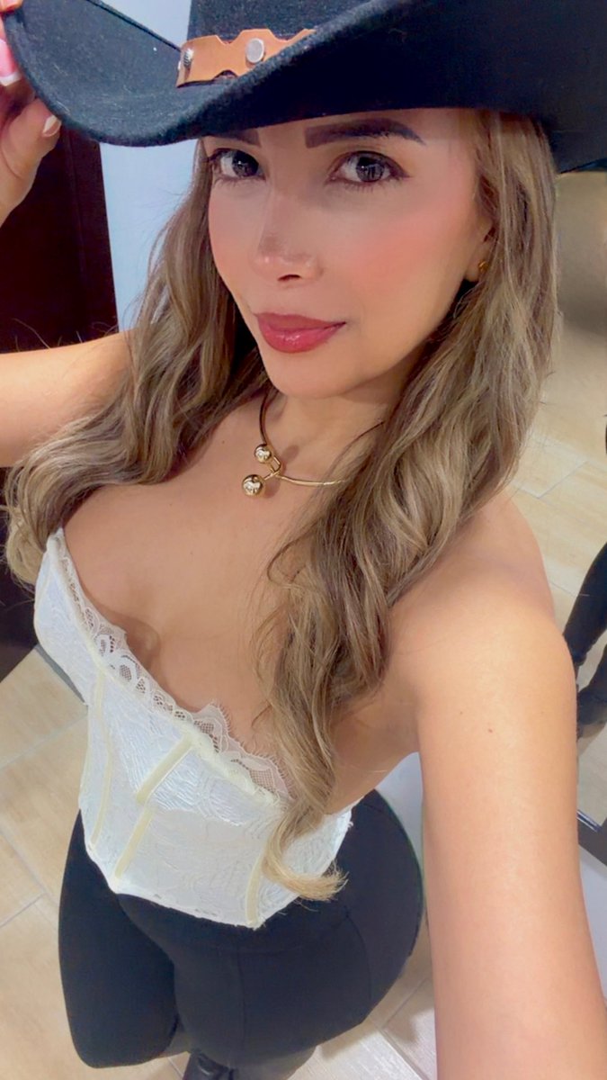 ValeWi99's tweet photo. Sombrero, botas y corsel blanco… 🤠🔥
La personalidad no se explica, se demuestra. Yo soy de las que llegan, se sueltan y hacen que la noche se ponga buena. 😏 ¿Quién se apunta a pasarla rico conmigo? 👀 https://t.co/n8Gs39fJob