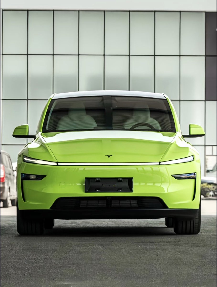 TeslaNewswire's tweet photo. Tesla Model Y in Lime Green https://t.co/ewI9bL0x5T