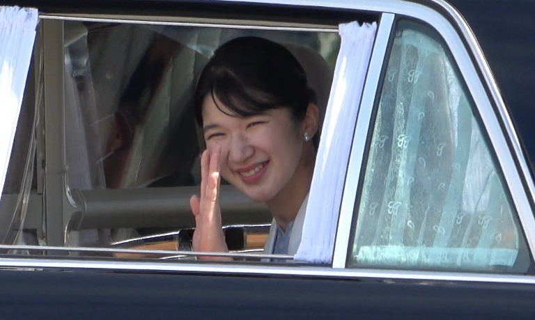 saitouhayato888's tweet photo. 大阪国際空港で敬宮愛子さまの奉迎をさせて頂きあした→https://t.co/KrJxLyDY25

35度の暑さの中、窓をお開け下さり待っていた奉迎者に素敵な笑顔でお手ふりして下さった敬宮さまのお姿に感動しました！

大阪国際空港では「敬宮さま！」とお声がけして下さる奉迎の方が多くて嬉しくなりました！ https://t.co/jUsOmqLBkO