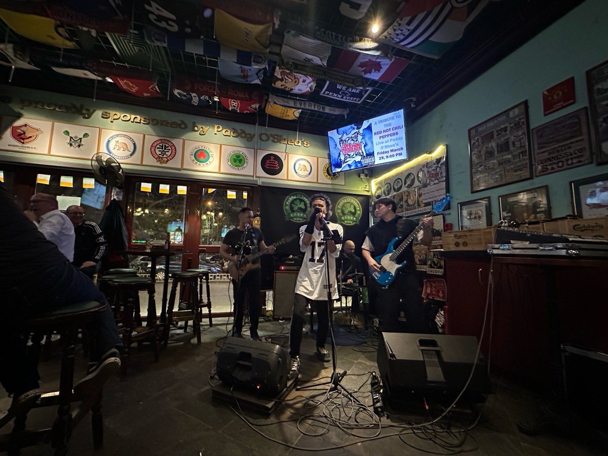 orange_ksr's tweet photo. Just had the most mesmerizing night at the indie band’s live show in downtown! Their raw vocals + fuzzy guitar riffs had the whole crowd singing every lyric at the top of our lungs. What a perfect way to end the week ， https://t.co/7AzLYZPUtH