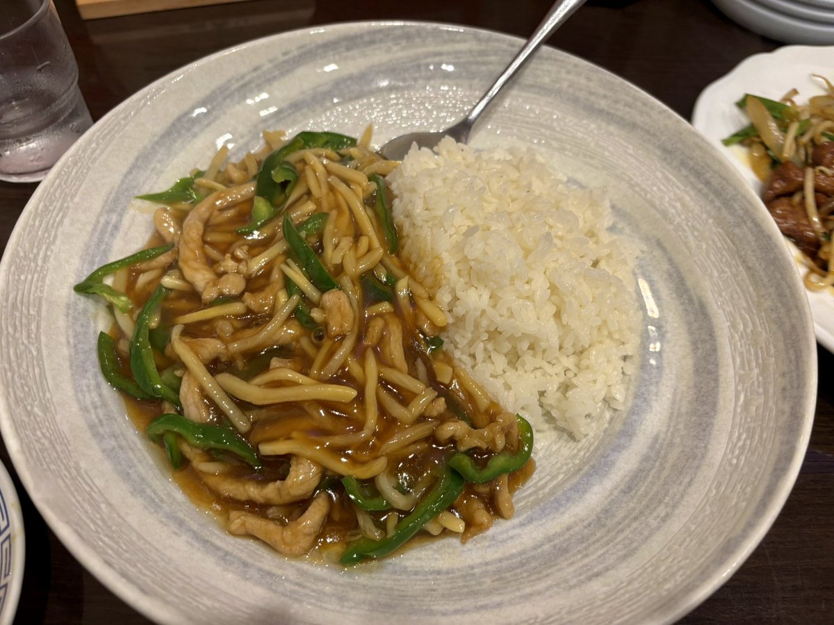 tansoman's tweet photo. 先日ピータンデビューしてきました
たぶん食わず嫌い王とかの影響で、リアルに一回も食べたことなく苦手意識持ってましたが
嫌いになる要素ないくらい何もかもが美味いと感じた
プルプルの白身（黒身？）がクセになる

パンダ美食
・ピータン
・ニラレバ
・青椒肉絲丼
・きゅうり漬け
#篠路 https://t.co/0uAxTpoH4u