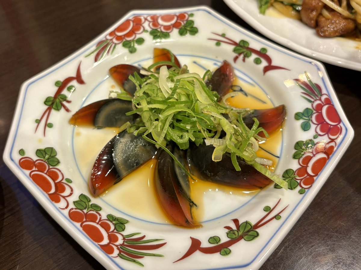tansoman's tweet photo. 先日ピータンデビューしてきました
たぶん食わず嫌い王とかの影響で、リアルに一回も食べたことなく苦手意識持ってましたが
嫌いになる要素ないくらい何もかもが美味いと感じた
プルプルの白身（黒身？）がクセになる

パンダ美食
・ピータン
・ニラレバ
・青椒肉絲丼
・きゅうり漬け
#篠路 https://t.co/0uAxTpoH4u