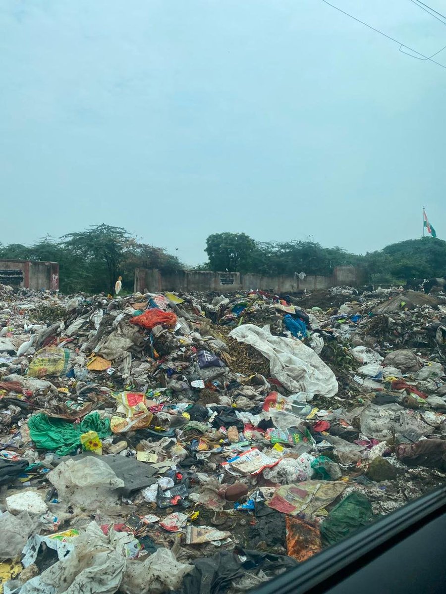 ArvindInterarch's tweet photo. Shameful state of Mandi.road which has bexome Delhis largest garbage dump between Mandi and Jaunapur South Delhi. Area totally ignored except for charging the HIGHEST PROPERTY TAXES IN INDIA 
@MCDdelhi https://t.co/btOZfIwuYK