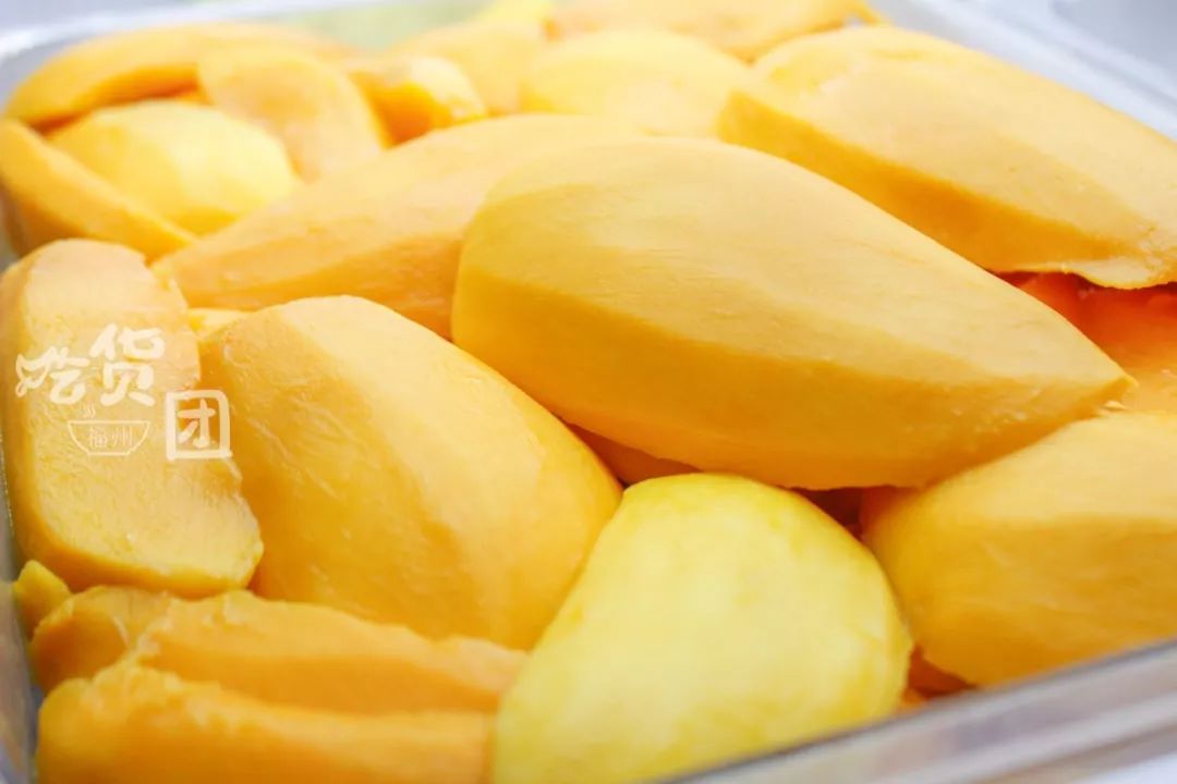 Urielfernandes6's tweet photo. Loving this crunchy mango chips I grabbed from the local market! Perfect midday pick-me-up that’s way better than sad office snacks  Tag a friend who needs this in their life!， https://t.co/BgfvBeAdDI
