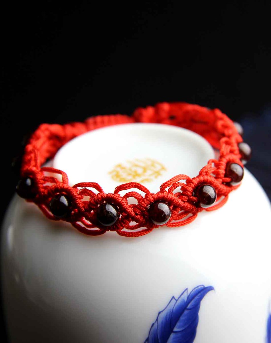 MckenzieAbhg's tweet photo. Hoy compartí una pulsera tejida de hilo con piedrecitas naturales, es perfecta para regalar a amigas! https://t.co/kGYXLuciH8