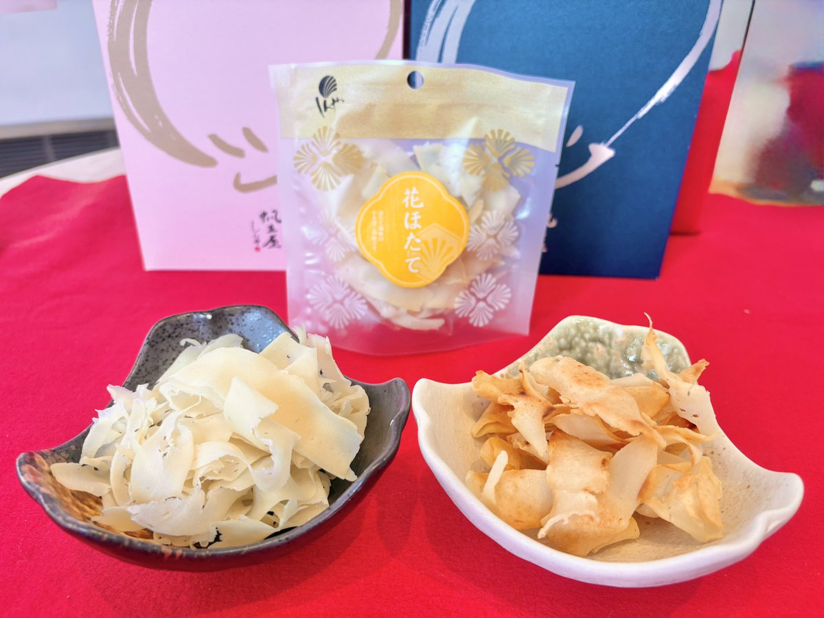 ohotukushinya's tweet photo. ⳹　🌼✨~~~新商品~~~✨🌼　⳼
　　　　　🌼花ほたて🌼

ほたて風味のかまぼこ珍味！
そのまま食べるとついつい手が伸びてしまうおつまみに！

レンジやフライパンで熱するとパリパリ食感のおやつに早変わり！☺️

売店にて販売中です🫶 https://t.co/gBHNUAGOoK