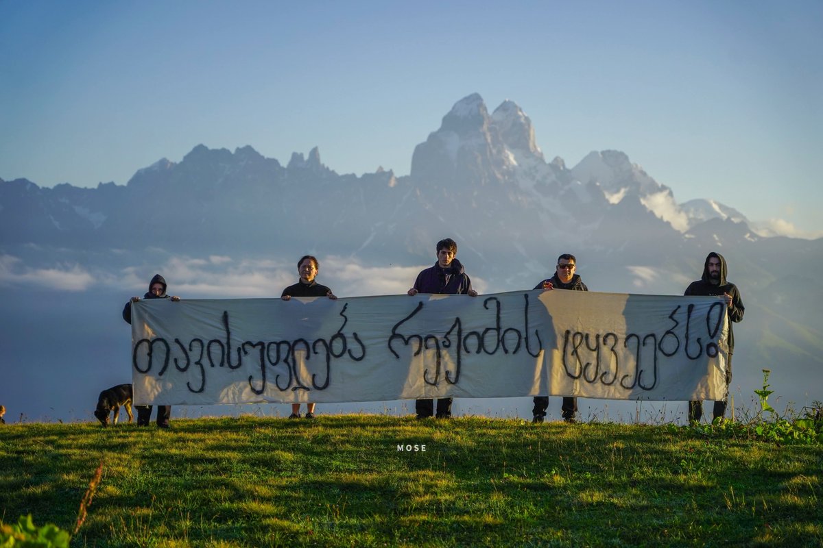rusudanjakeli's tweet photo. Families of political prisoners and Georgian activists, holding a sign reading "Freedom to Prisoners of the Regime"—with Mount Ushba in the background.

Georgia has more political prisoners per capita than Russia. Their families travel every corner of the country, distributing newspapers with letters from prisoners and their loved ones, trying to break through state propaganda.

📷 Mo Se