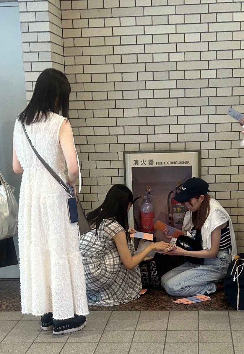 yuniconyan's tweet photo. まずあなたは何故いつも最前列で入れるんですか？

私はそこが気になる(   ຶ- ຶ )

転売チケット？代行？

余罪多そうお金の臭いする
他人に怒る前に自分の悪行どうなの？

最前管理さんですか？

&amp;TEAM シンガポールの席もまた最前列なの？ https://t.co/mLERJBBuYj