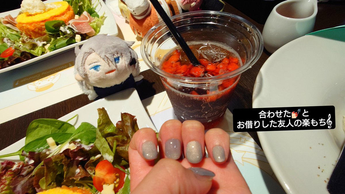 yukika45's tweet photo. 昨日は楽BD期間と、記念日前にいつもの4人でアニカフェだからともちマス16人集合で楽しんだー✨

それぞれ持ってきて貰えたことに感謝だし、偶然にも初期パイセンお持ち頂いたから、私の初期mezzoと併せて昨日の配信メンツ組囲みも出来た🤣

来週もZOOLカフェ同じメンツ(​ *´꒳`*​)🎶 https://t.co/a55Jo22FtR