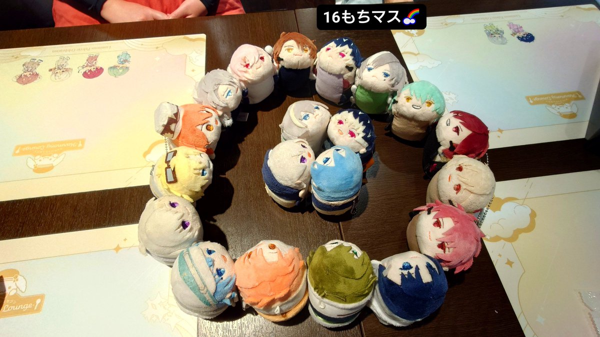 yukika45's tweet photo. 昨日は楽BD期間と、記念日前にいつもの4人でアニカフェだからともちマス16人集合で楽しんだー✨

それぞれ持ってきて貰えたことに感謝だし、偶然にも初期パイセンお持ち頂いたから、私の初期mezzoと併せて昨日の配信メンツ組囲みも出来た🤣

来週もZOOLカフェ同じメンツ(​ *´꒳`*​)🎶 https://t.co/a55Jo22FtR