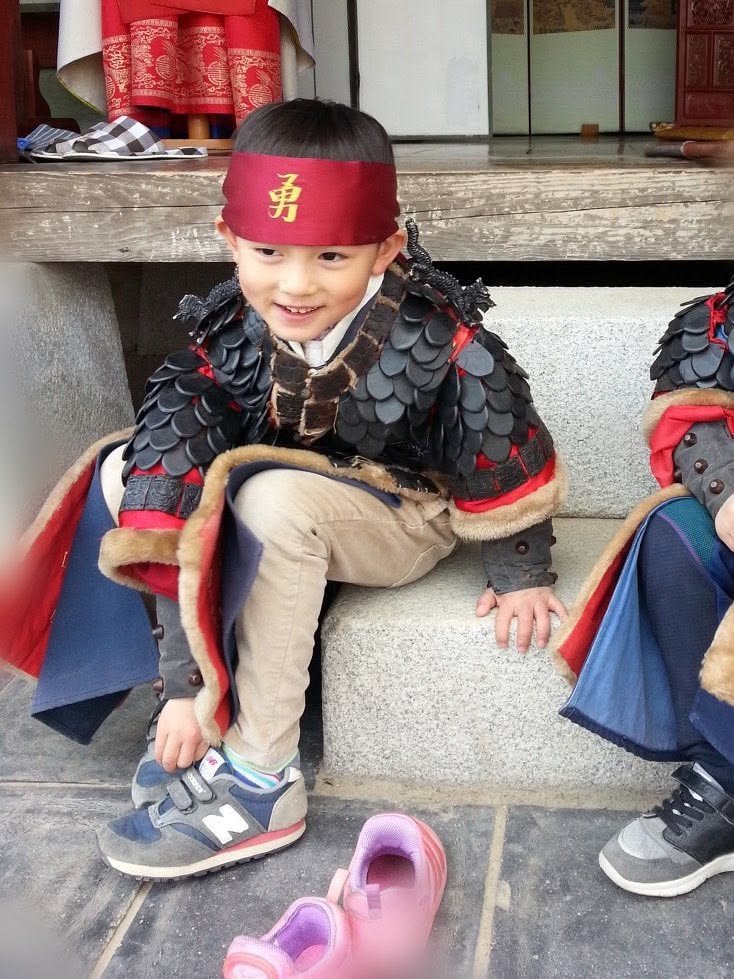 naeveley's tweet photo. adek udah besarrr 😭😭 adek udah ga pake sepatu prepet lagi 😭😭 adek udah bisa pake sepatu tali 😭😭😭💗 https://t.co/jQEKiNwnN7