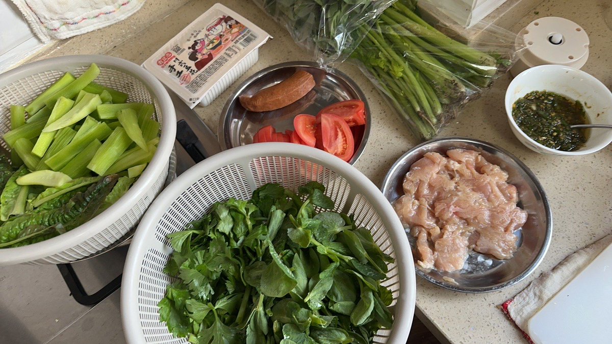 dan0gerzone's tweet photo. Just restocked our kitchen with fresh organic veggies, free-range eggs, and whole-grain oats for the week! No processed stuff, all local picks — fuel for better meals ahead , https://t.co/1DRDuF1sNI