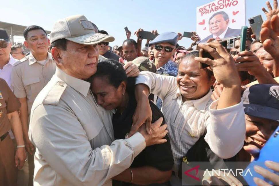 recehsjaa's tweet photo. FINALLY!!! PAK PRABOWO KE NTT. RESPECT PAKKK🫡

(waktu tahun 2023) 

Beliau datang pas lagi butuh suara dukungan. Tahun 2023, sudah menang dan dapat suara, tiba tiba dalam hati NTT, ooo nanti tunggu teddy (acc). 

Btw NTT adalah provinsi dimana Pak prabowo menang telak dengan hitungan suara 1.798.753 dengan persentase kemenangan 61.80%.

Yapss  NTT mayoritas pendukung 02 pada zaman itu. 

Beta cinta prabowo😵‍💫