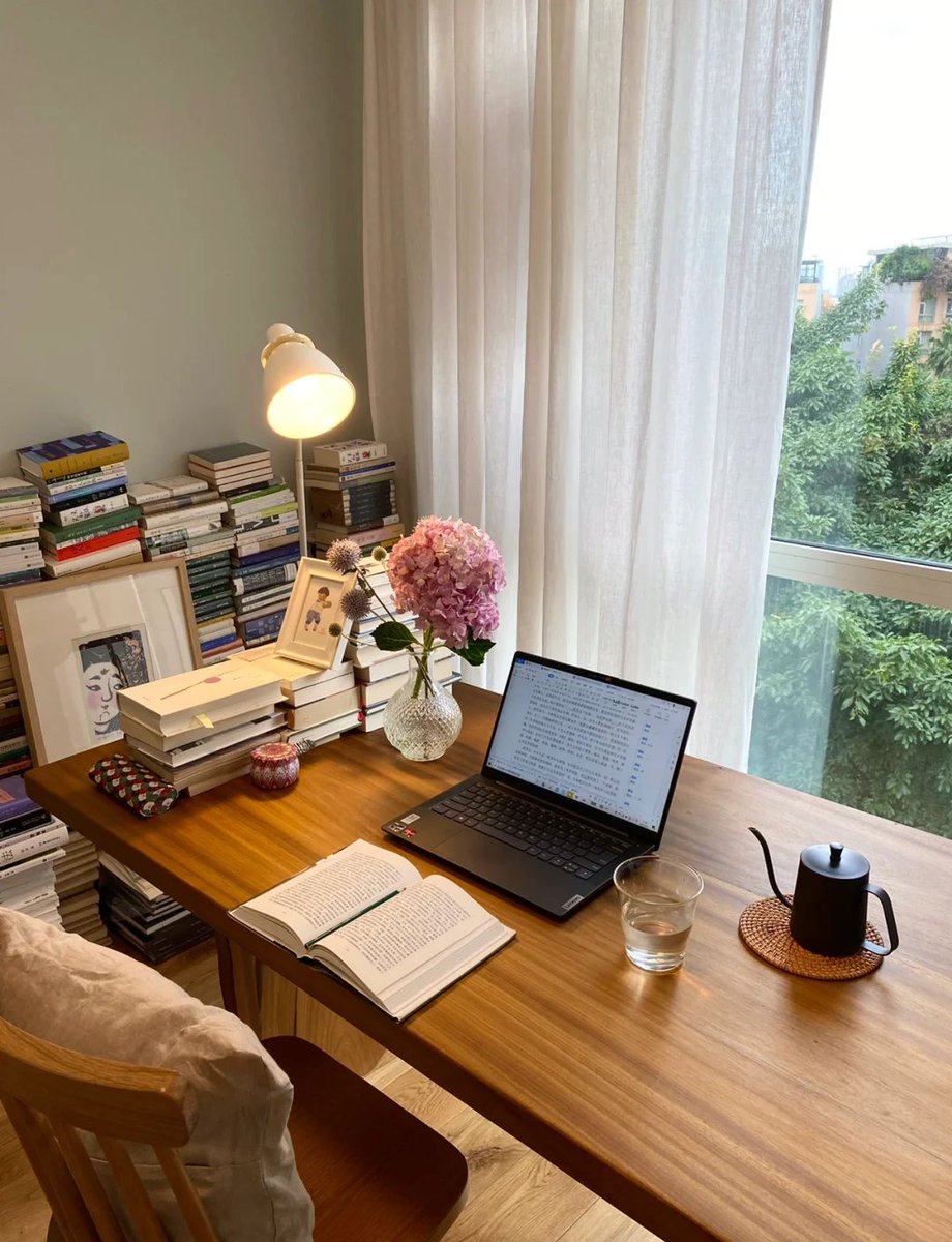 KimberlyCarx's tweet photo. Organiza tu escritorio en 5 minutos: menos papeles, luz natural y un solo accesorio útil. Productivo y ordenado , https://t.co/R3K5U0ESSN