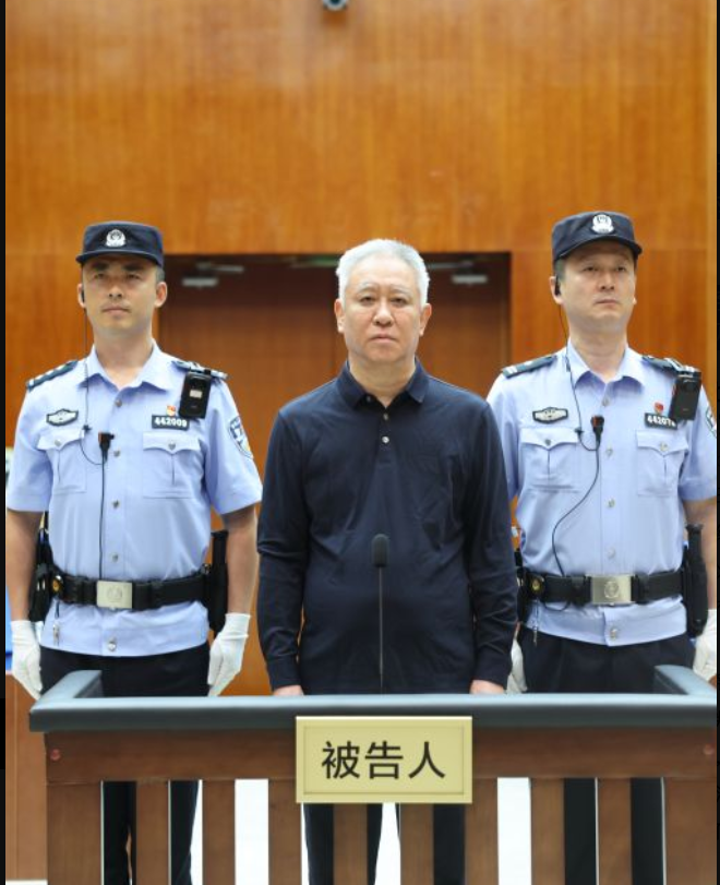zhao827's tweet photo. 房地产时代的结束。原恒大集团董事长许家印，被深圳市中级人民法院判处无期徒刑，剥夺政治权利终身，并处没收个人全部财产，对违法所得继续追缴。  

调查指控，许家印管理的恒大集团，在长达数年间进���财务造假、集资诈骗、行贿等，并利用分红名义，许家印个人从公司持续套现资产。 https://t.co/44o6O8ogSr