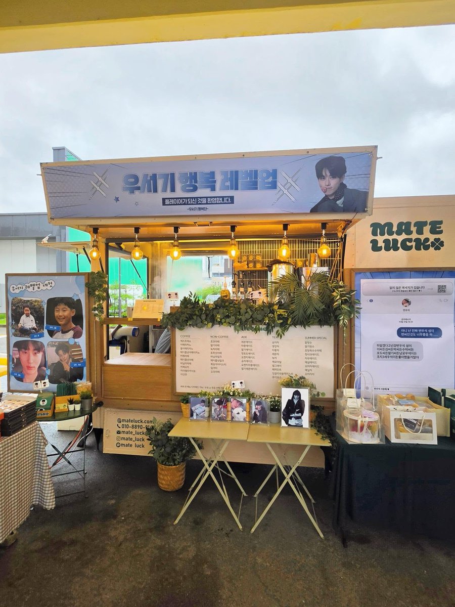 cong_pong1031's tweet photo. 260820 mate_luck IG

🔗https://t.co/FTEOcu67J0

서포트가 거의 마무리될 즈음, 변우석 배우님께서 직접 메이트럭 앞으로 걸어와주셨습니다! 극 중 캐릭터 분장을 하고 계셨음에도 불구하고 전혀 가려지지 않는 눈부신 미모에 현장이 환하게 밝아지는 느낌이었습니다.

배우님께서는 크루들에게 다정하고 살갑게 인사를 건네주시고, 시원한 음료를 들고 세심하게 인증샷까지 찍어주셨답니다!

여기에 닭꼬치도 하나 더 주문하시며 매콤 소스를 직접 듬~뿍 뿌려가시는 귀여운 모습도 보여주셨어요.

"비도 오는데 고생이 너무 많으십니다"라며 마음 깊은 따뜻한 안부 인사까지 전해주시고 촬영장으로 들어가시는 배우님의 완벽한 매너에 크루들 모두 제대로 감동받았습니다! 💖

#변우석 #ByeonWooSeok #나혼자만레벨업