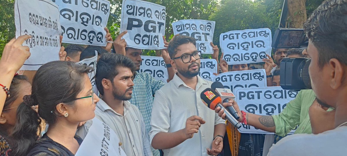 pri_yan01's tweet photo. For 4 days, students have been on the streets, sacrificing their home, studies, comfort and time to demand what is rightfully theirs. Yet the government chooses silence over solutions. How long will Odisha’s educated youth be ignored? #SSBPGT #OPSCPGT
#YOUTHOFODISHA https://t.co/dkI1KKie4y