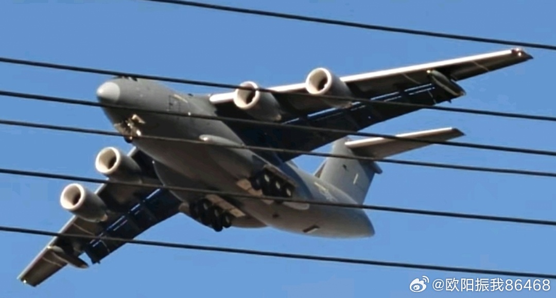 RupprechtDeino's tweet photo. Still rarely seen Y-20B MRTTs are actually carrying the RDC-3 refueling pod ... as such it would be interesting to know if this is an old image showing one of the grey-painted prototypes or a recent image showing an operational one.

(Via @欧阳振我86468) https://t.co/jx1JmJrw3d