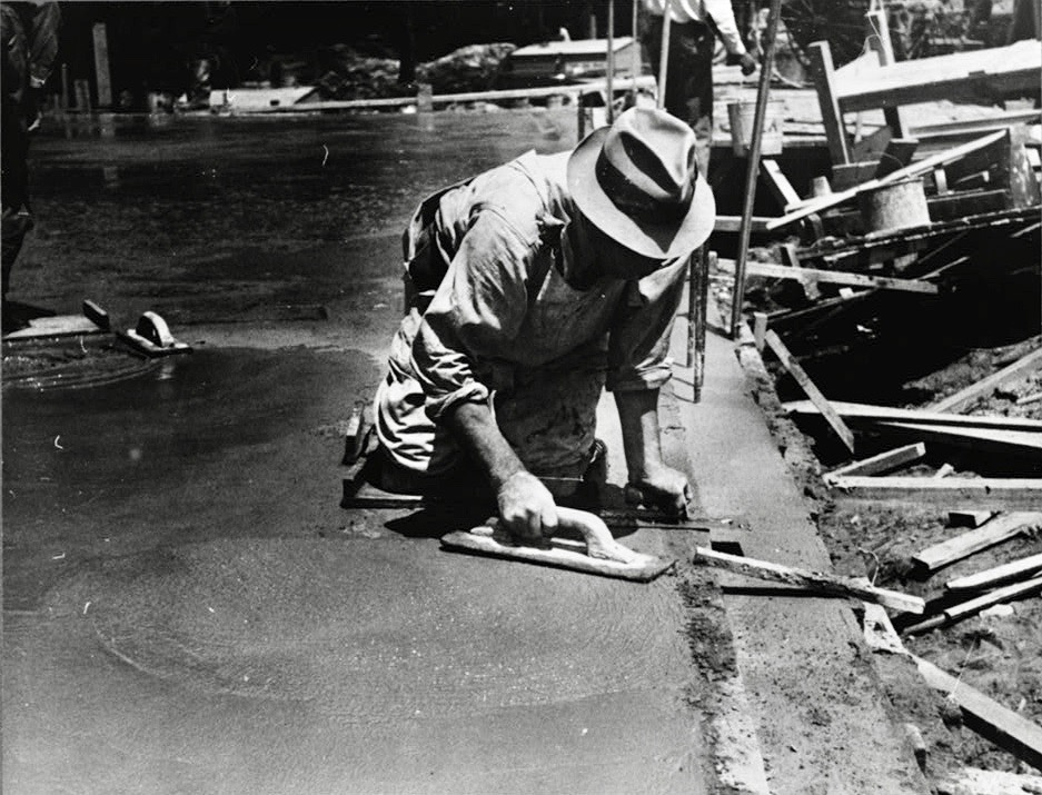 LRonLacy's tweet photo. ‘Worker leveling cement floor’ #Photographer #CarlMydans (1907-2004)
August 1936
#PhotographyIsArt #blackandwhitephotography #TheNewDeal #ResettlementAdministration #RA #Construction #constructionworker #cement #flooring #Greenbelt #Maryland https://t.co/JyenrYlOgy