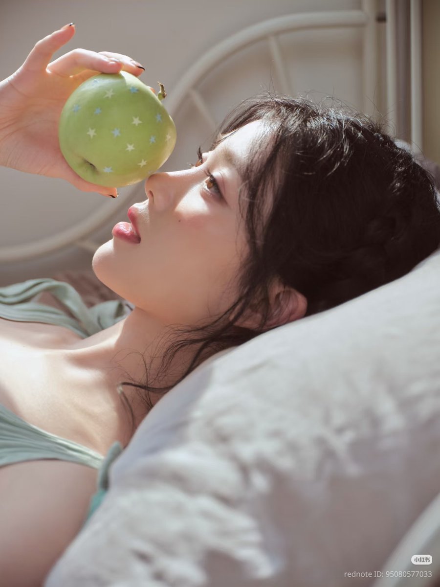 xiaotingpics's tweet photo. #XIAOTING rednote / xhs update 🍏

"🍏｜What makes it even more unforgettable for me is that hint of innocence"

#샤오팅 #沈小婷 #シャオティン https://t.co/o3ngLljul0