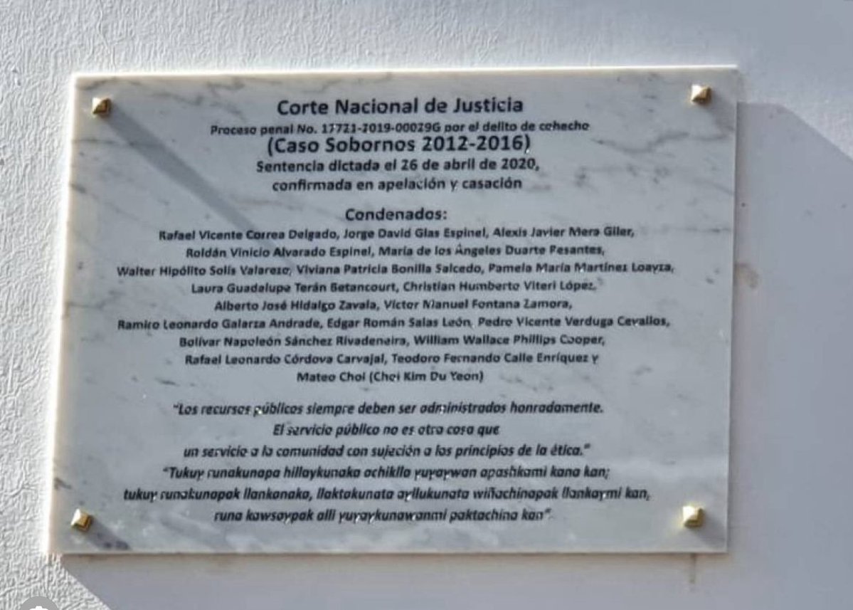 JazzNutrition's tweet photo. Para los que no saben quién fue este pillo -Rafael Correa Delgado- esta placa en Carondelet - DM Quito - Ecuador. https://t.co/mWzkAkOid7