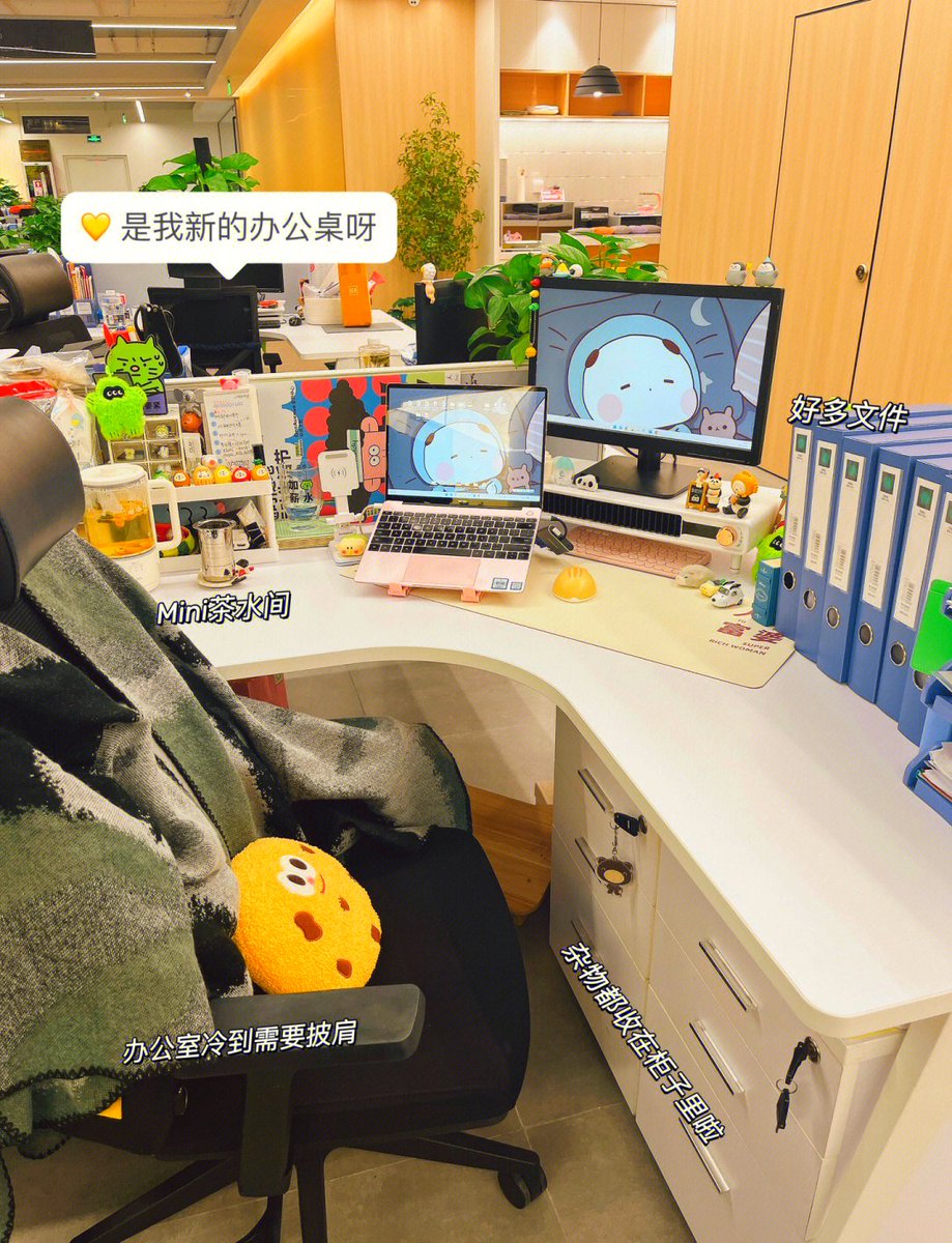 NenNhen's tweet photo. Mid-week slump = eyes on screen, brain on snacks, work can wait 5 mins https://t.co/1zOcKy9gGo
