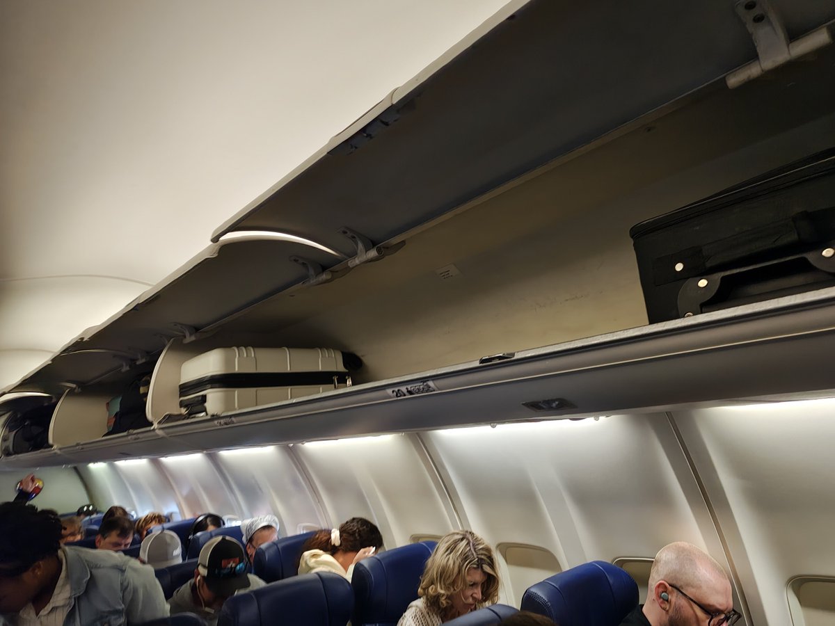 satzuki99's tweet photo. @SouthwestAir The "completely full" overhead bins on our DEN-DAL flight. https://t.co/nXrmtZPn6O