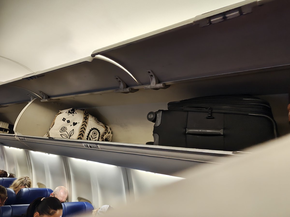 satzuki99's tweet photo. @SouthwestAir The "completely full" overhead bins on our DEN-DAL flight. https://t.co/nXrmtZPn6O