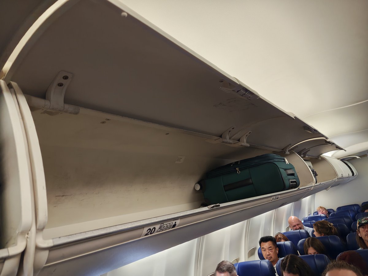satzuki99's tweet photo. @SouthwestAir The "completely full" overhead bins on our DEN-DAL flight. https://t.co/nXrmtZPn6O