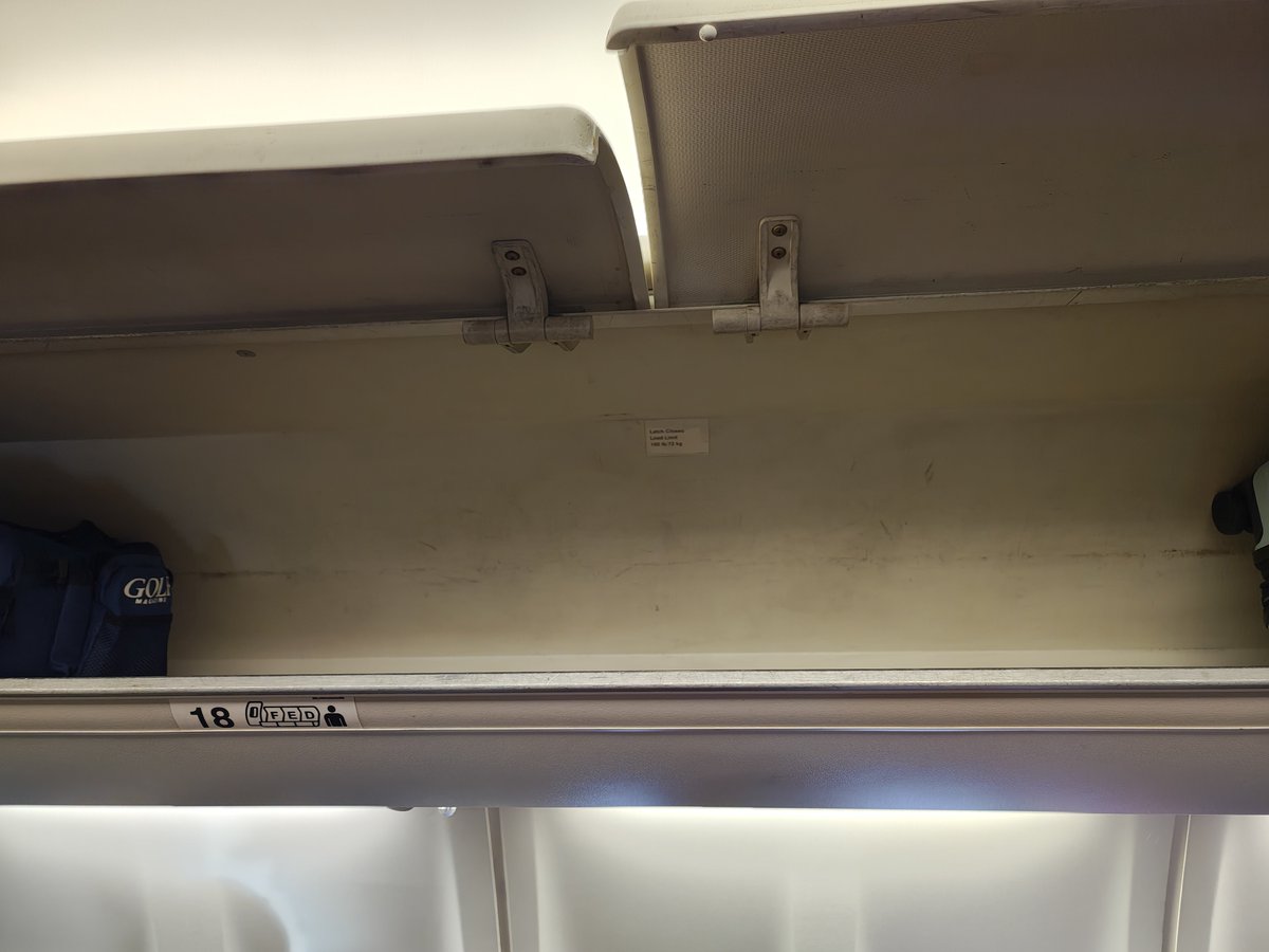 satzuki99's tweet photo. @SouthwestAir The "completely full" overhead bins on our DEN-DAL flight. https://t.co/nXrmtZPn6O
