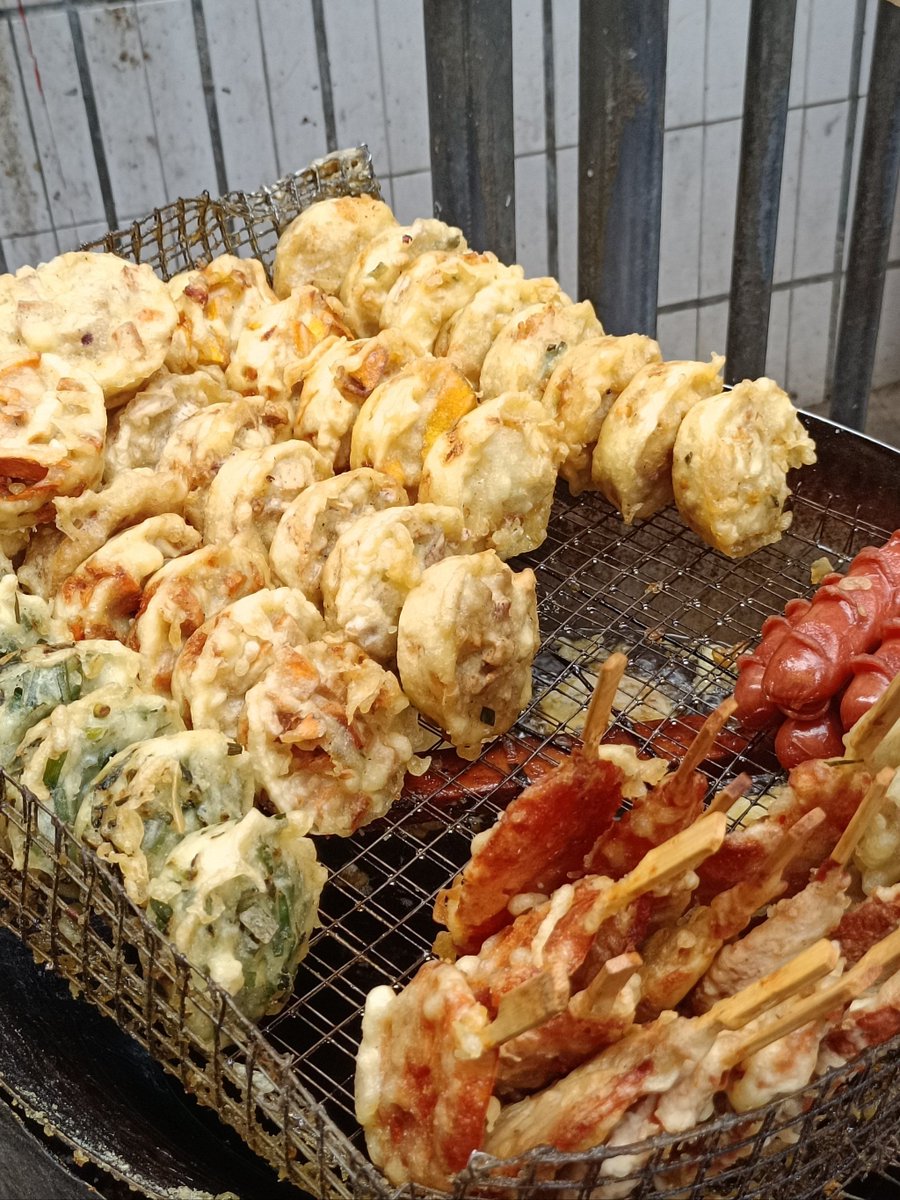 sksmith1985's tweet photo. Craving the best crispy fried chicken skewers from the street stall near the subway Hot, juicy, and totally worth the wait!， https://t.co/CTgYHeNQrq