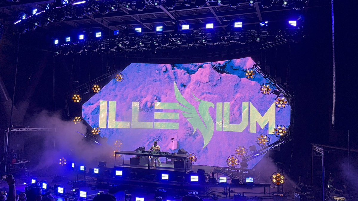 catywinzy's tweet photo. @ILLENIUM Red Rocks 2026 🐦‍🔥✨ @__alexyork https://t.co/yUlbFWpzQY