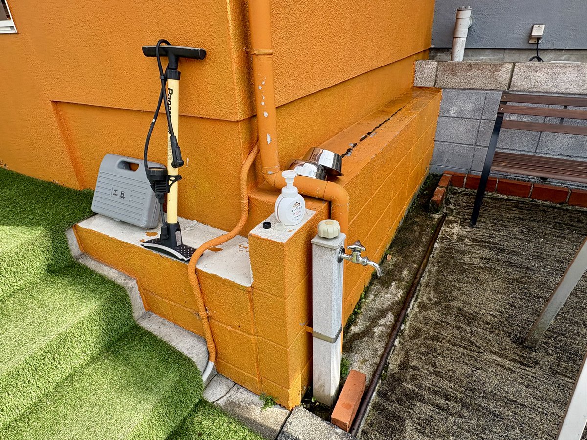 kikiaro1's tweet photo. 何回かお伝えしてますが

店の外の水道、空気入れ、工具は自転車乗りの皆さんに開放してます。
飲める水です。ボトル補給、顔や手を洗うのに使ってください。石鹸もあります。

店休日もご自由に。声をかけていただく必要はありません。無断使用OKです。
ラック、ベンチもありますから一休みにも。 https://t.co/ydorclrGvO