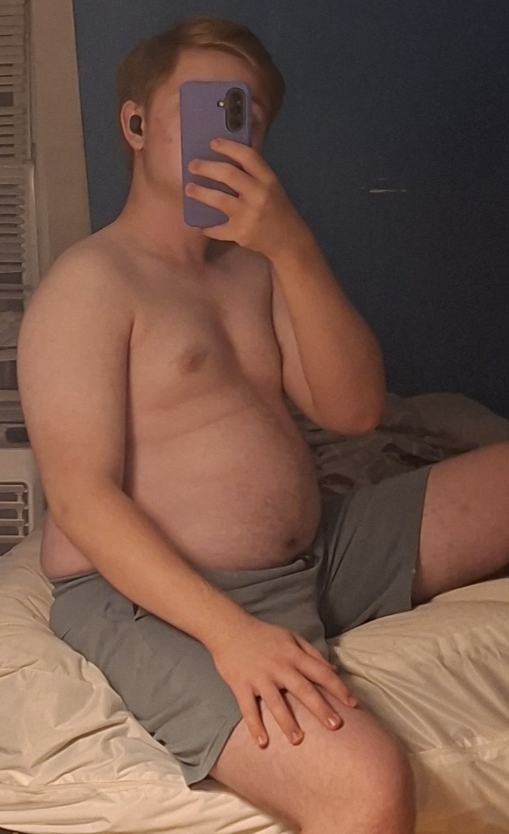 GrowingGay3's tweet photo. Squeezed in a few more donuts before bed 😋 #gainer #fat #chubby #fatboy #feedee https://t.co/UnVHENUXst