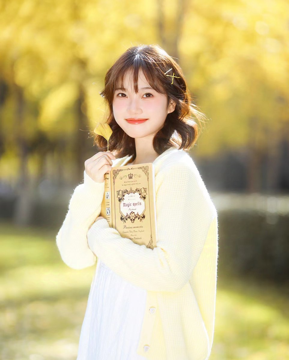 3er3erry's tweet photo. Sunny autumn afternoon vibes with crisp air and golden leaves  Perfect for a walk with a hot coffee! https://t.co/TgXHky7T3o