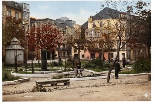 maiquelillo's tweet photo. Pero aquella no sería su ubicación definitiva.

Como ya vimos con las «Estatuas Viajeras», las ciudades y sus monumentos muchas veces cambian de lugar.

Del mercado pasó a la Plaza del Marqués de San Saturnino, hoy Plaza Vieja, y finalmente acabó junto al Parque Reina Sofía. https://t.co/xBGODuIbBQ